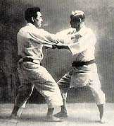 Jigoro Kano partiquant le judo